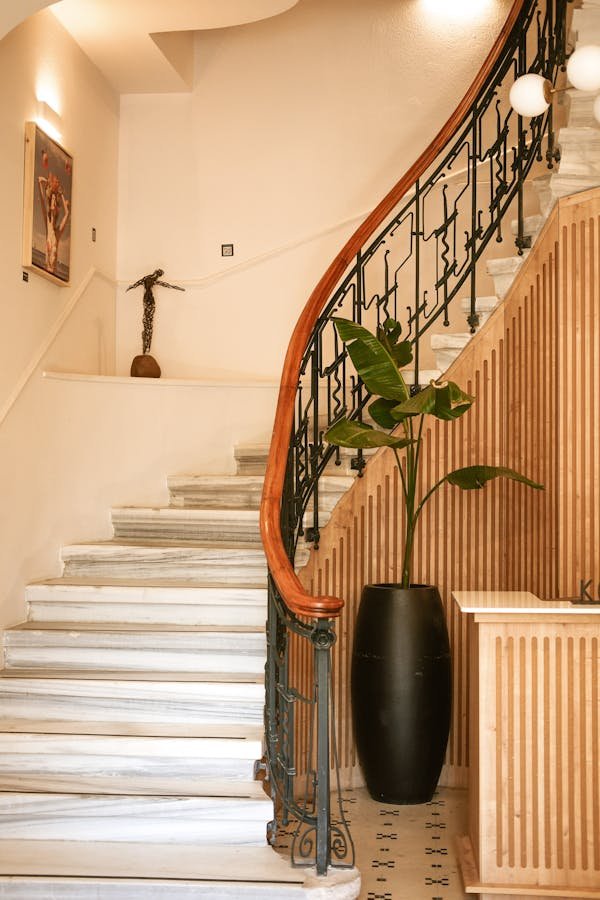 L'escalier quart tournant métal : design et optimisation d'espace